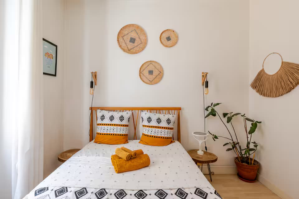 SoleaStay Marseille — bedroom alternative angle with woven wall art